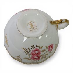 Modern Royal Crown Derby tea set for six place settings, decorated in the Royal Pinxton Roses pattern, comprising tea cups, saucers, small dishes, side plates, dessert plates, one serving plate, twin handled lidded sucrier and milk jug