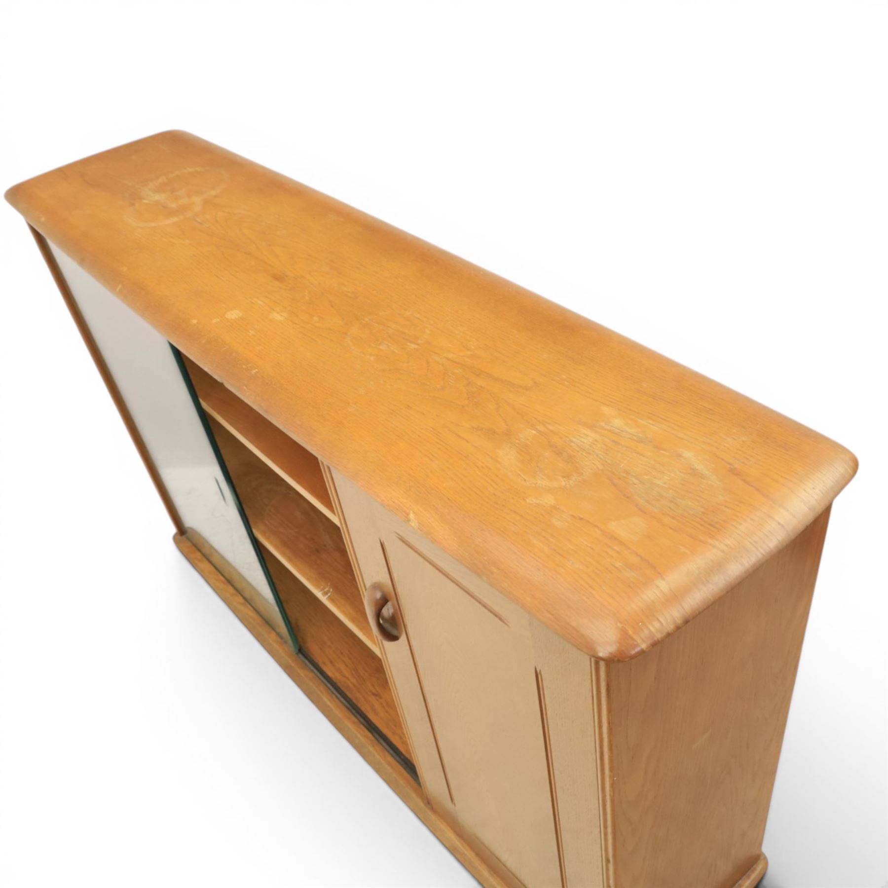 Mid-20th century elm and beech drinks cabinet with fall-front, with matching low bookcase

(Cabinet H 113cm, D 42cm, W 80cm)
(Bookcase H 87cm, D 35cm, W 137cm)
