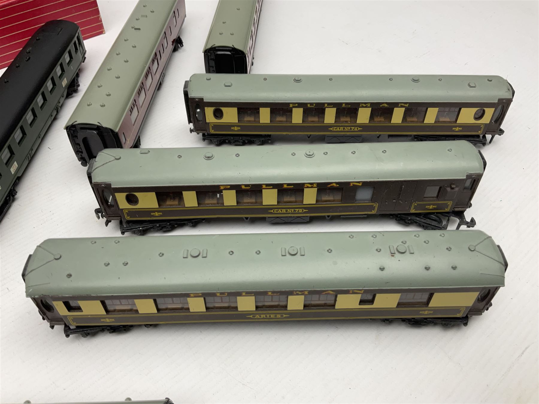 Hornby Dublo - ten passenger coaches including two Southern and four maroon BR Mk.I Passenger Coaches and four Pullman Cars (two x Aries, Car No.74 and Car No.79); together with two French SNCF HO Paris-Lille coaches; all but one unboxed (12)