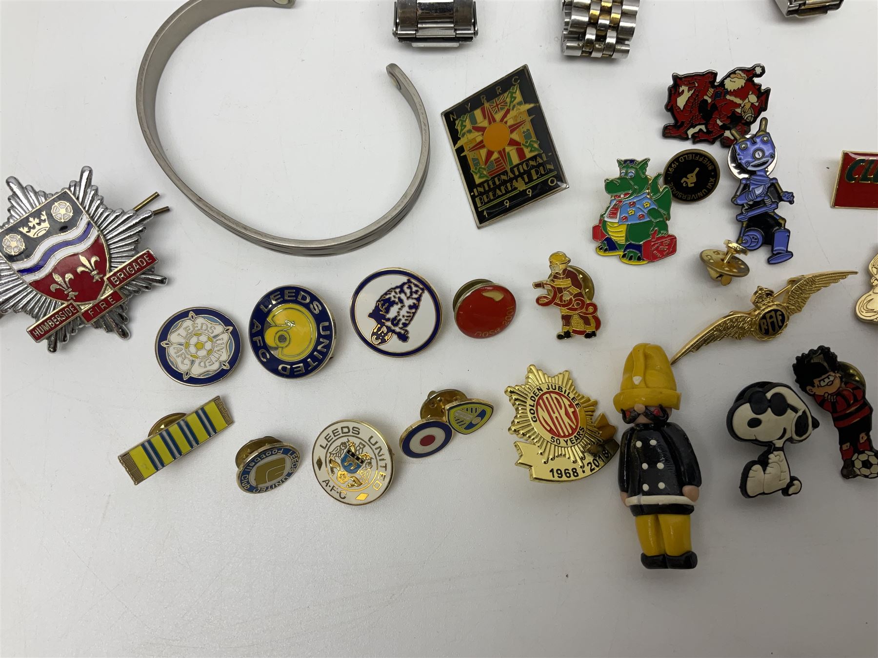 Three Sekonda wristwatches, together with other wristwatches, enamel badges and collectable badges