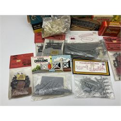'00' gauge trackside accessories including Metcalfe kits for Platform, Goods Shed and Signal box, Superquick locomotive shed, Airfix kits for locomotive, wagons and buildings etc, Dapol Station Accessories and Turntable, six Parkside Dundas wagon kits, Hornby Footbridge etc; most boxed or packaged