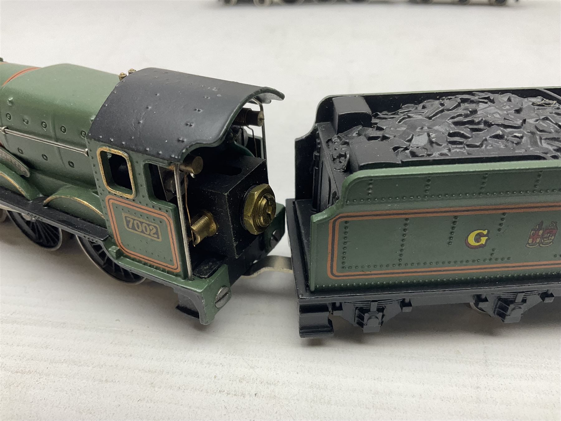 Wrenn '00' gauge - two Castle Class' 4-6-0 locomotives - 'Devizes Castle' No.7002 in GW Green; and 'Windsor Castle' No.4082 in BR Blue; both boxed with instructions (2)