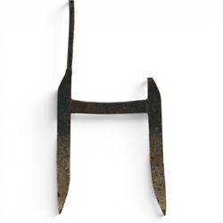 19th century wrought iron boot scraper, with oval loop handle upon twin blades united by central scraper, H96cm