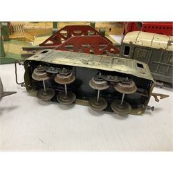 ‘0’ gauge - six boxed Hornby Hachette coaches comprising three Saloon Cars and three Dining Cars in original boxes; three loose ‘SNCF’ cars; three crossings, two Hornby/Meccano railway stations, one bridge and a water tank; two further Mettoy Railways ‘Railway Bridge’ in original boxes (17)