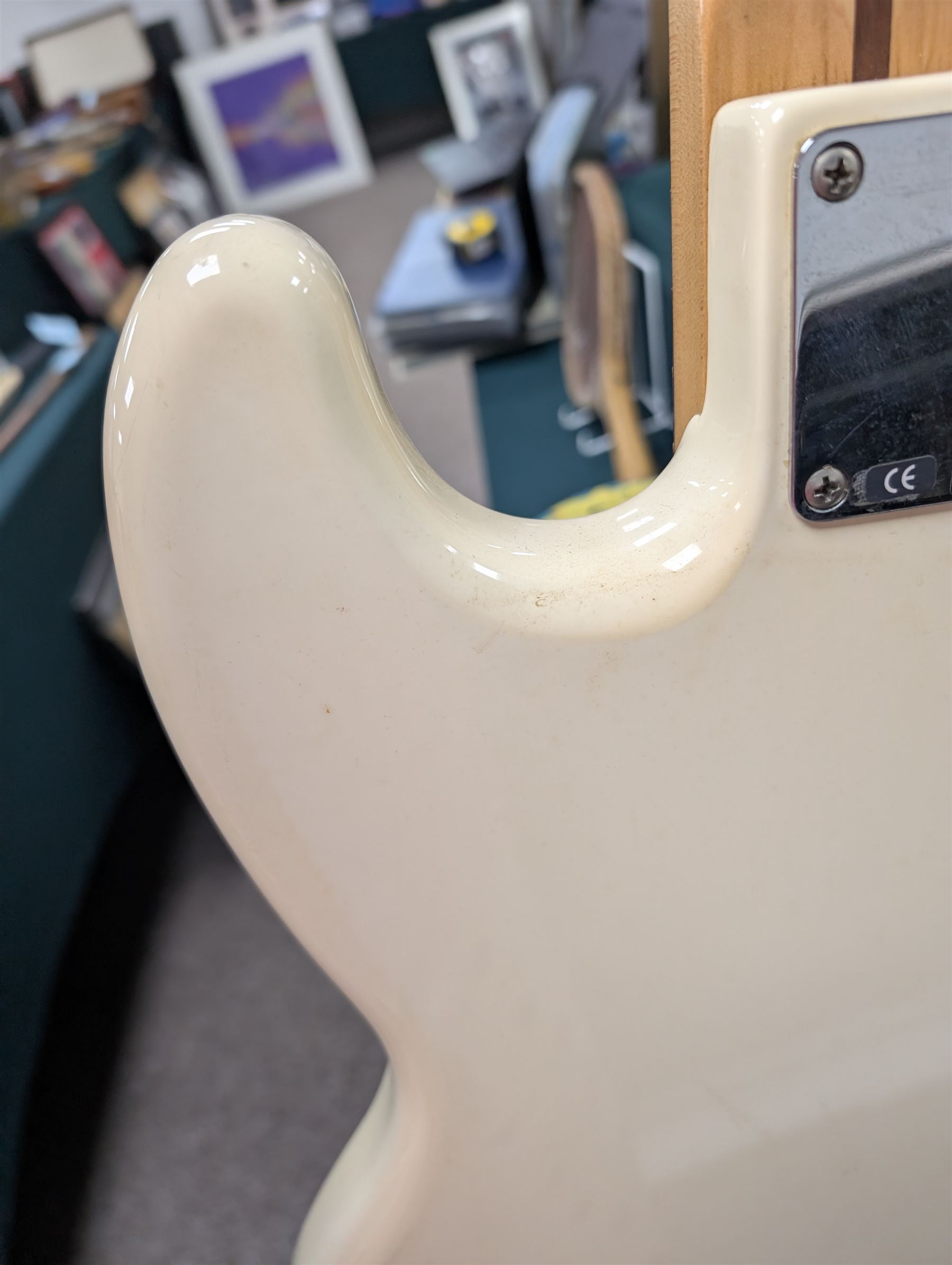 Fender jazz bass guitar, serial no. MZ7182451 made in Mexico c.2007, with cream body, white scratch plate, maple neck, guitar L120cm