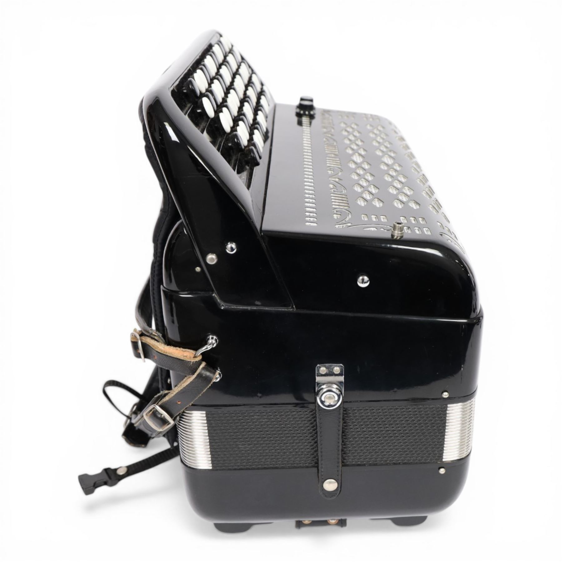 Borsini 5-row basso chromatic button accordion, with 77-black and white buttons, in black high gloss case, with carry strap and original hard carrycase