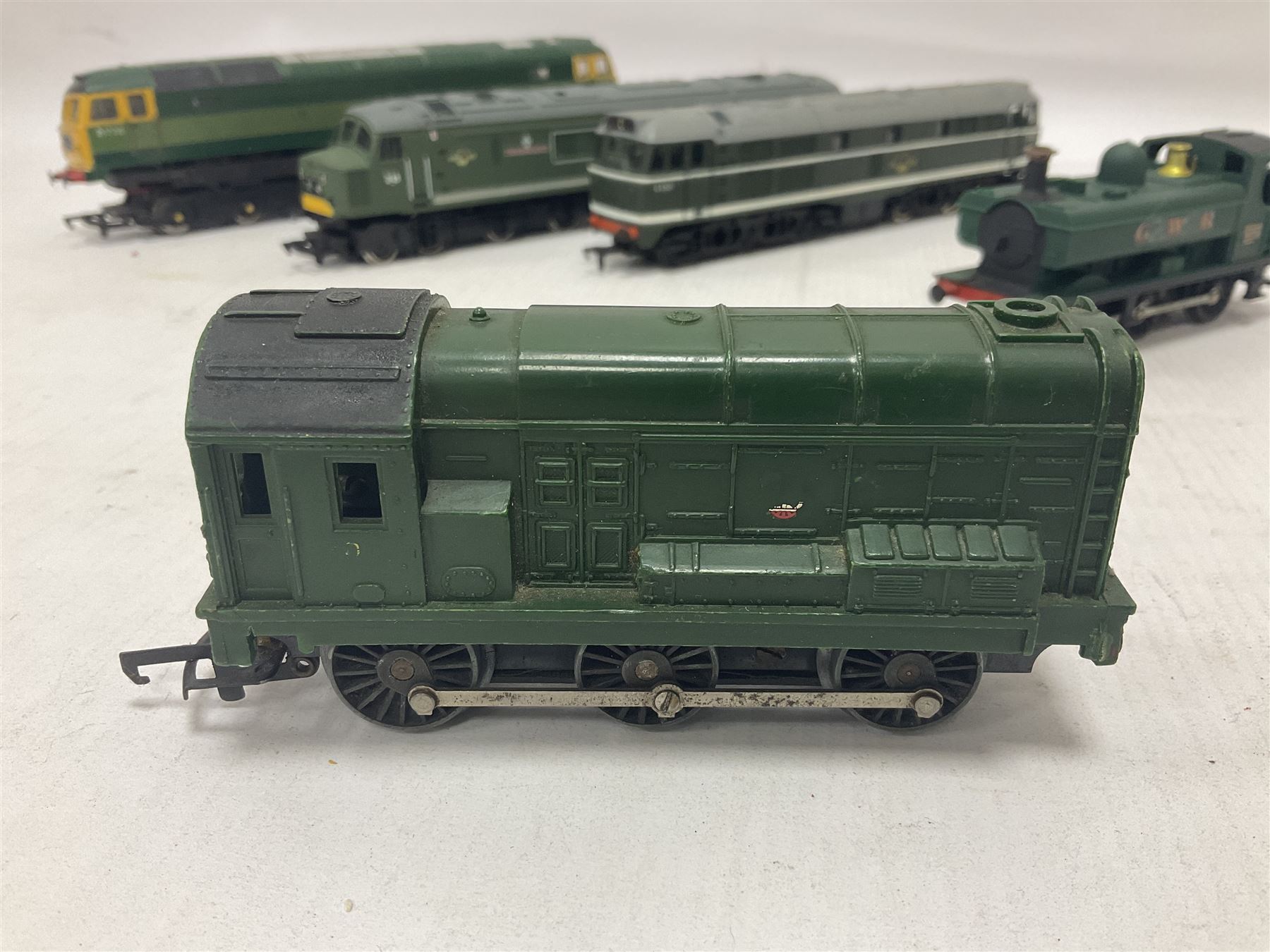 Various Makers ‘00’ gauge - eight locomotives to include G&R Wrenn Class N2 0-6-2T no.2385 in LMS black and Standard Tank Class 2-6-4 no.2679 in LMS crimson; Class 5 4-6-0 no.5112 in black livery; Mainline Railways Class 45 D49 ‘The Manchester Regiment’ in BR green; Airfix Class 31 D5531 in BR green; three further models (8)