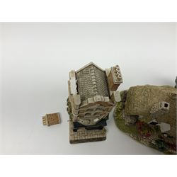 Fourteen Lilliput lane models, to include Eriskay Croft, Little Smithy, Gulliver's Gate, Kerry Lodge, Eamont Lodge etc, all with original boxes and some with deeds (14) 