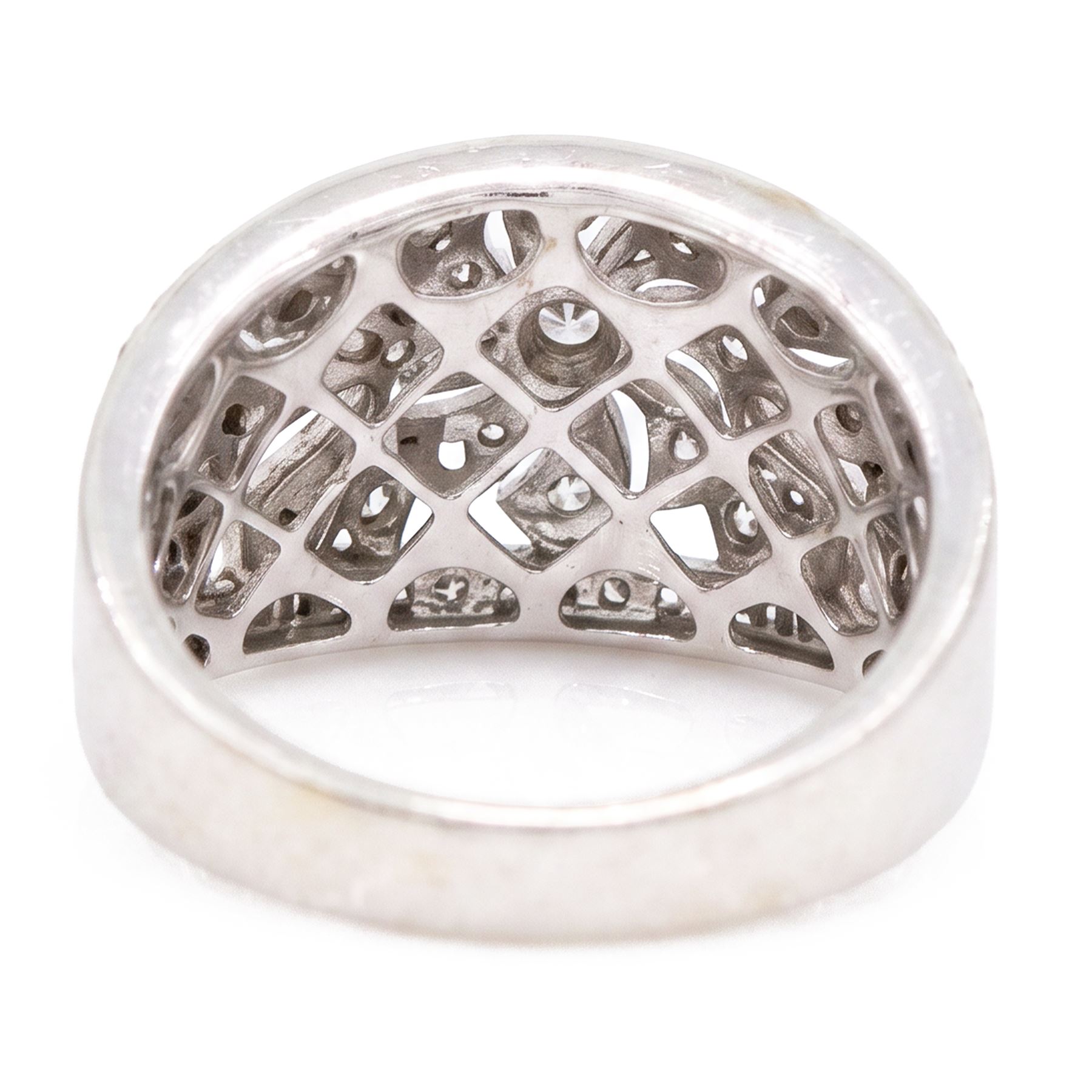 18ct white gold diamond floral ring, milgrain and pierced design set with round brilliant cut diamonds, Edinburgh 2017