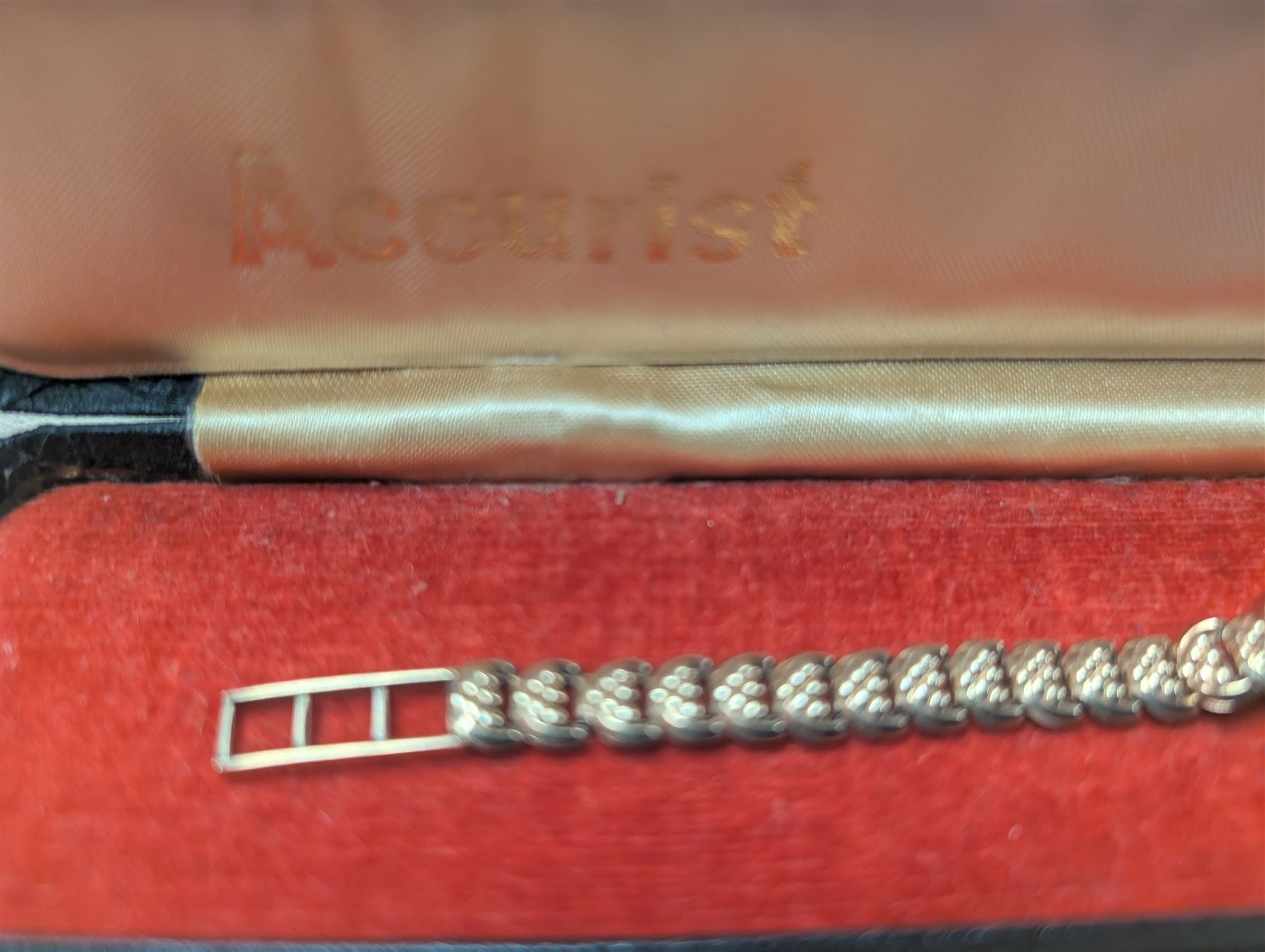 Accurist ladies 9ct gold manual wind wristwatch, on integral 9ct gold bracelet