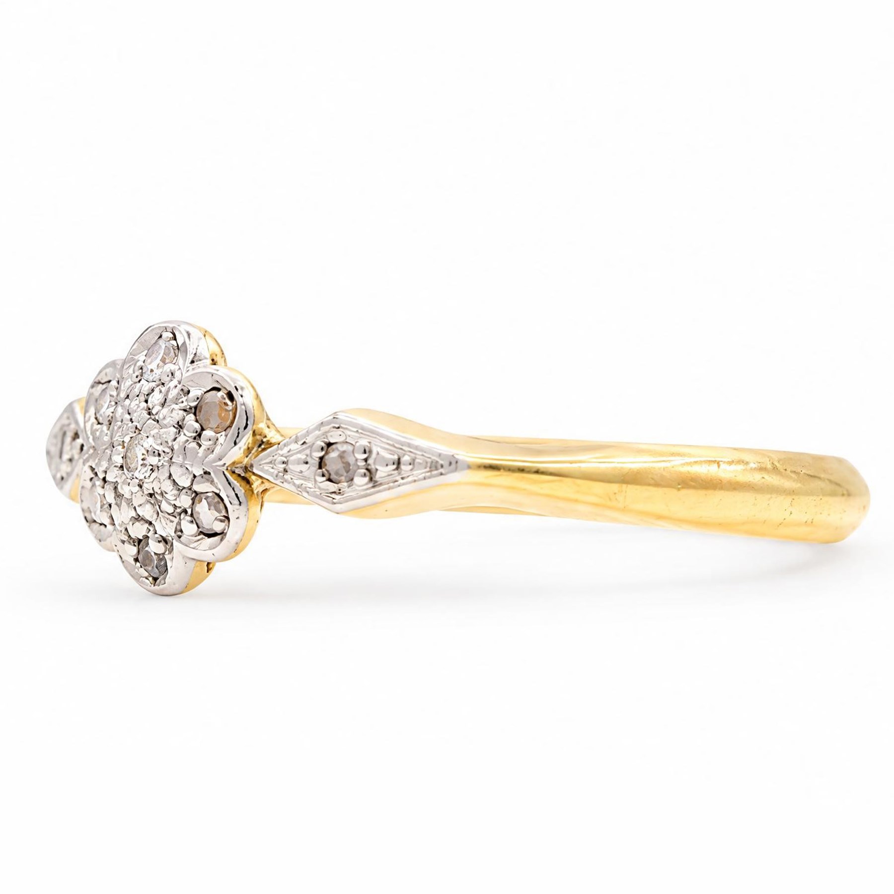 Early 20th century gold diamond daisy flower head cluster ring, set with seven diamond chips and diamond shoulders, stamped 18ct Plat