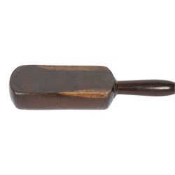 19th century elm linen smoother, of paddle form with turned handle, L37cm