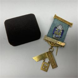 9ct gold Masonic Past Masters jewel, presented to 'W Bro Keith Leonard Hoggard by the bretheren of the Lodge St Andrew as a mark of esteem for valuable services rendered as worshipful master 1989-1990', hallmarked, together with a 9ct gold Masonic stick pin and stud