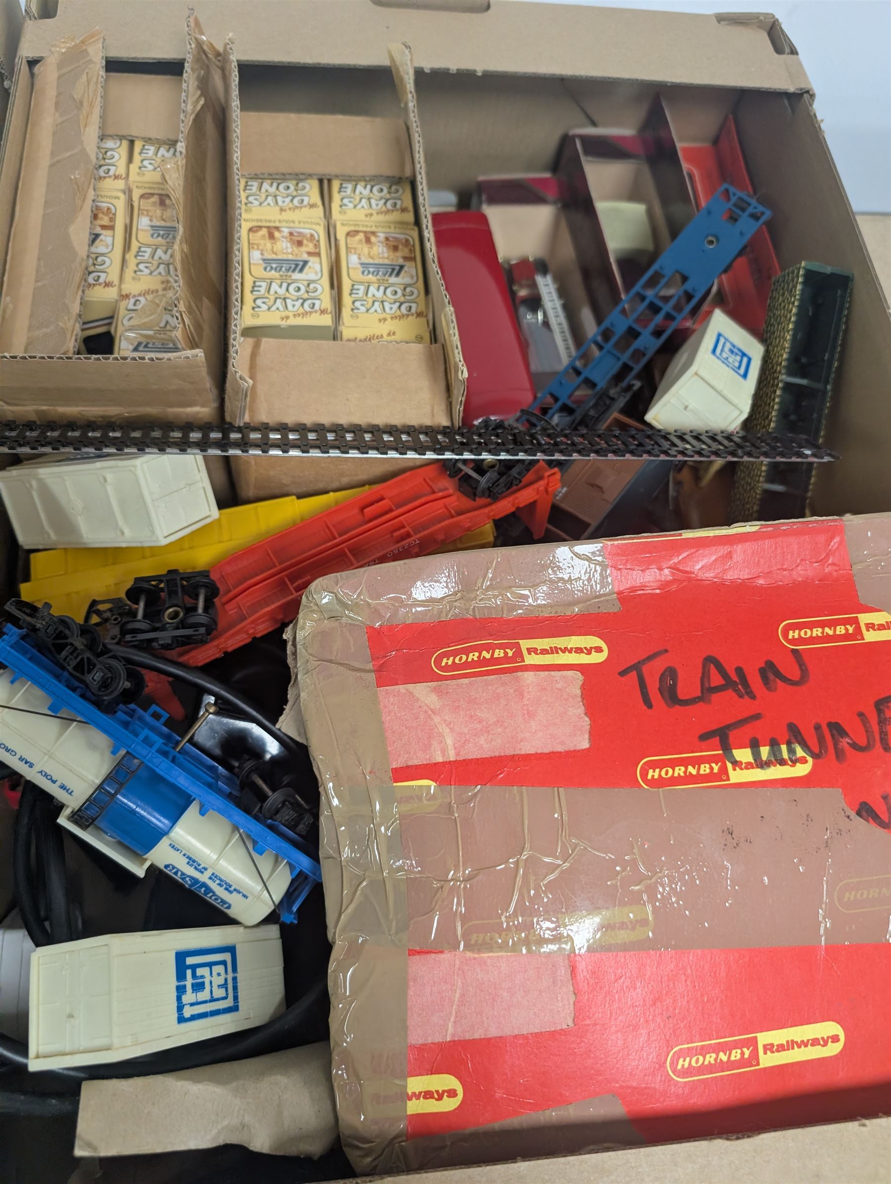 Collection of model railway and diecast cars, including Triang Hornby 00 gauge steam locomotive, Lledo Days Gone and Britains cars, etc some boxed