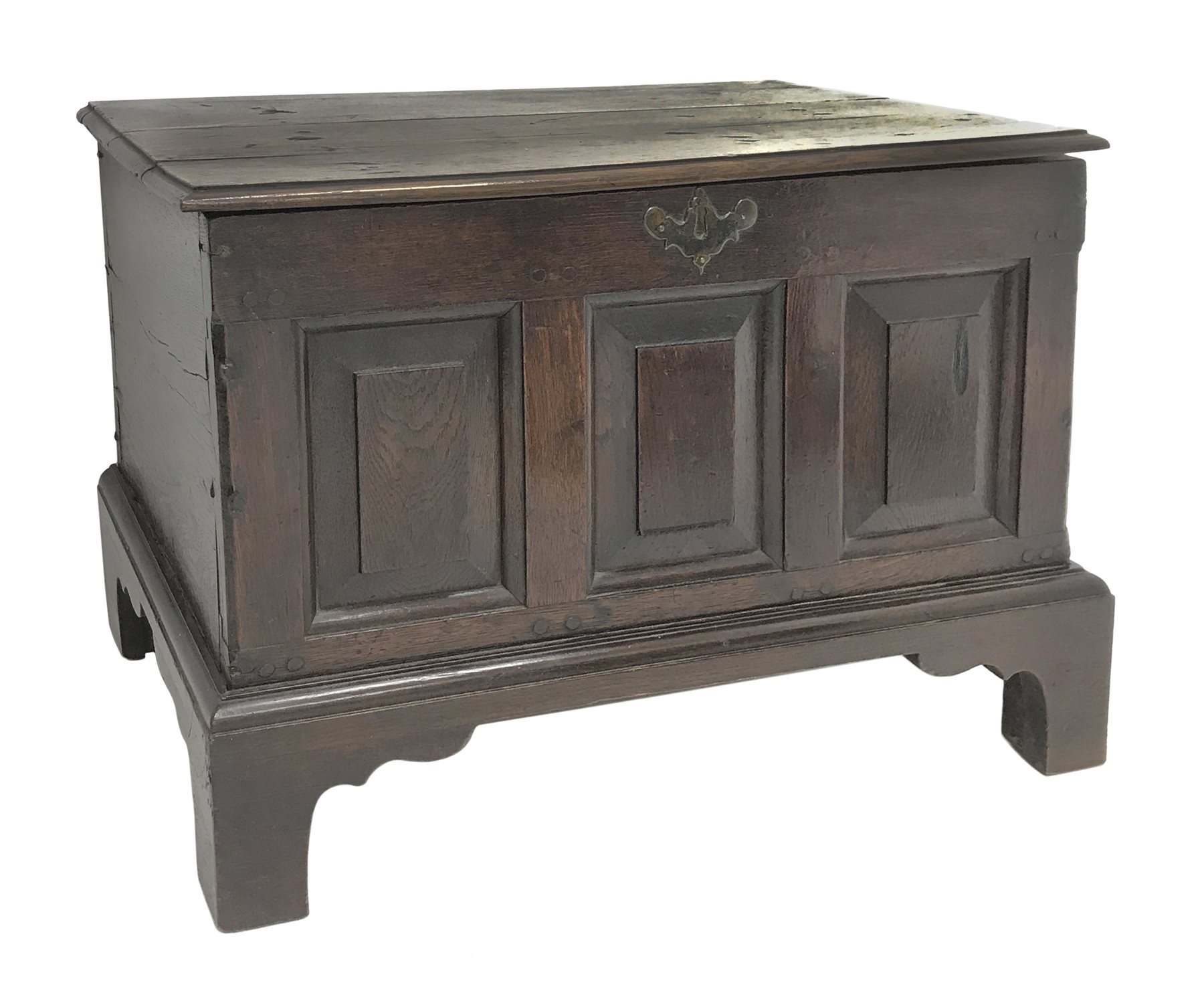 18th century oak coffer bach, the moulded hinged top above triple paneled front, on bracket feet, W63cm, H42cm, D36cm