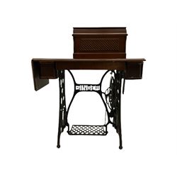 Singer - walnut and cast iron treadle se