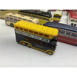 Thirty-one modern die-cast models of buses, coaches and wagons of various scales by EFE, Lledo, Oxford Die-Cast, Atlas etc, to include EFE 15702, 15704 and 15708 boxed; further models are unboxed 
