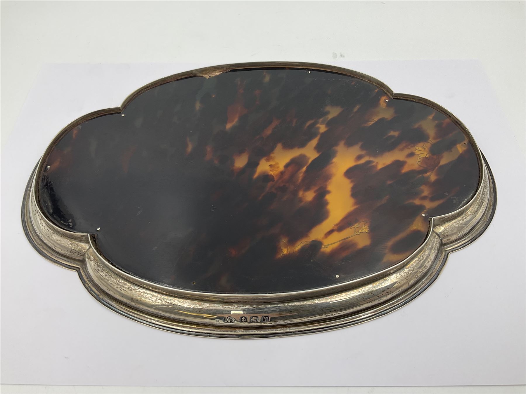 1920's silver and tortoiseshell dressing table tray, of quatrefoil form, the lobed silver edge encasing a tortoiseshell center with silver acanthus detail, hallmarked Elkington & Co Ltd, Birmingham 1921, L25cm W18cm