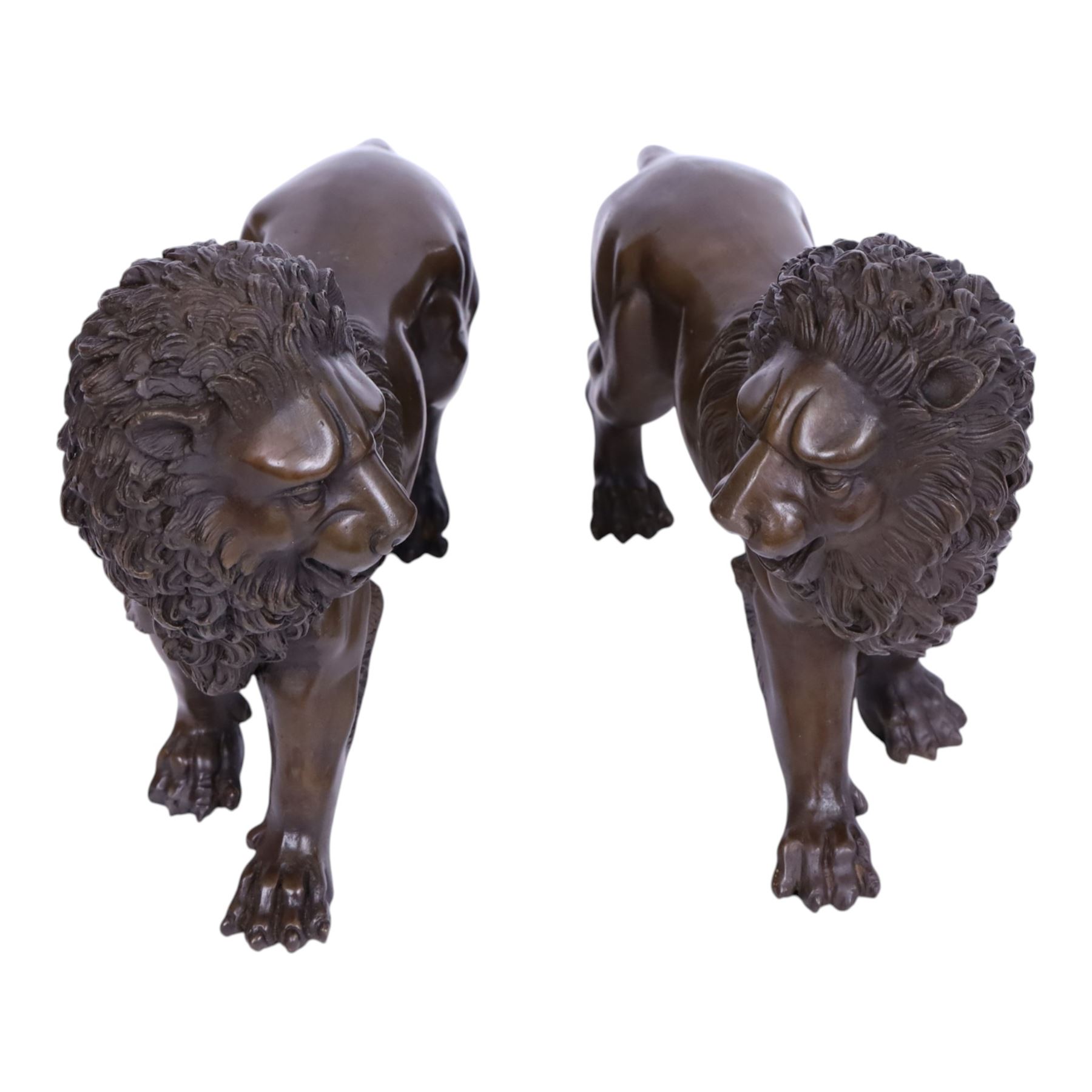 Pair of opposing bronze lions, H22.5cm L27cm
