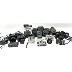 Collection of cameras, including Minolta Dynax 40 with zoom A 28-100/3.5-5.6D, Minolta Dynax 500s1, Canon EOS with zoom 80/200/1:4.5-5.6 etc. 