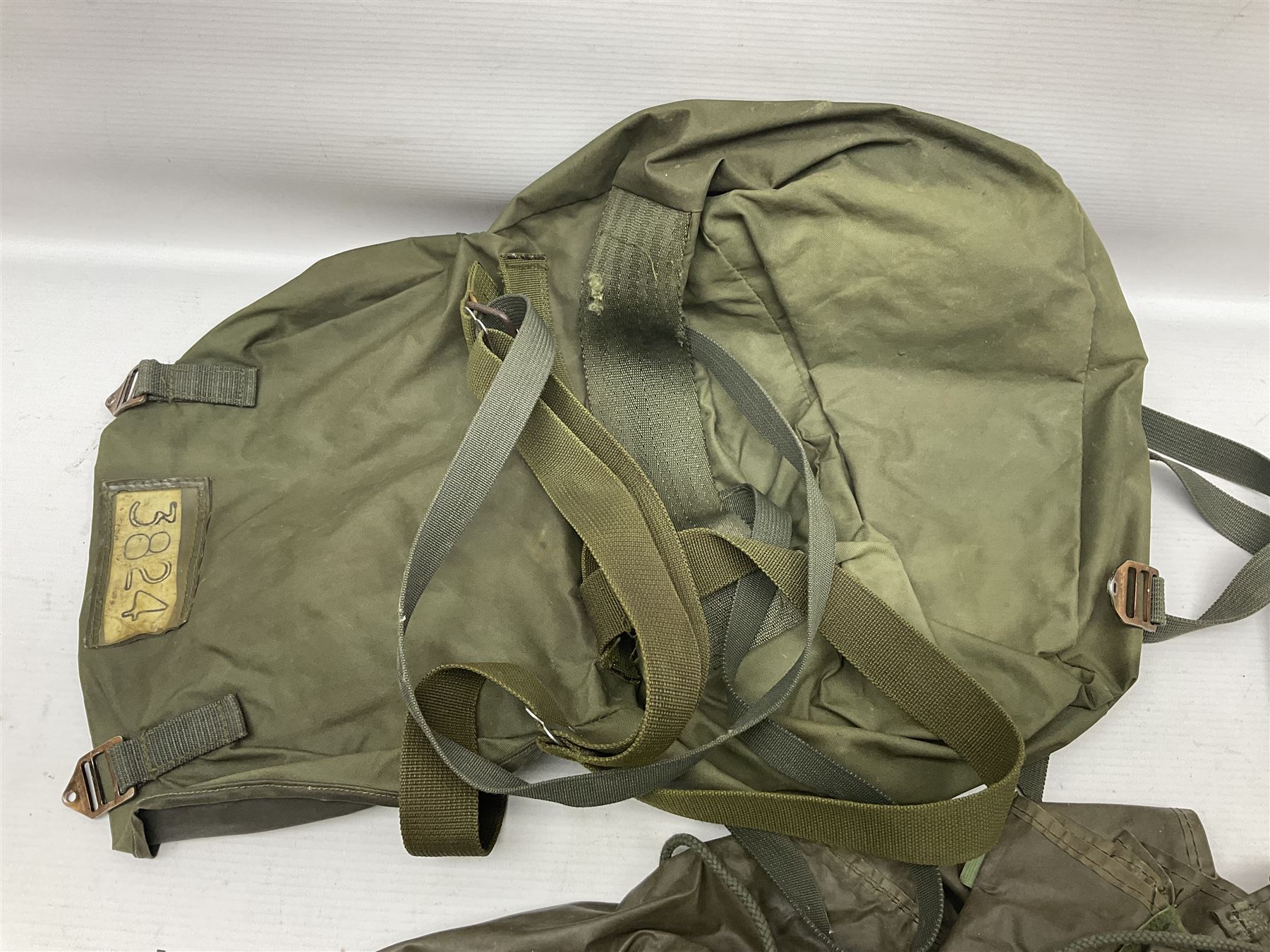 Falklands War - Argentine Special Forces beret with metal badge reputedly taken at Goose Green May 28th 1982 by Cpl. Hudson attached to 2 Para; together with an Argentine Gas Hood (2)