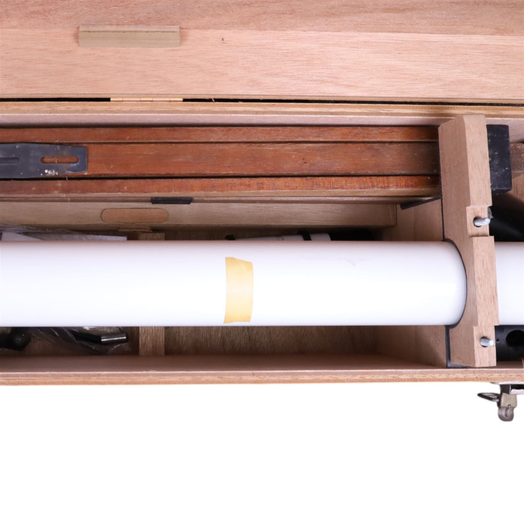 Prinz Optics Astronomical telescope model 660, D = 76.2mm, f/1250mm, with wooden tripod in a wooden box 