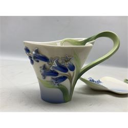 Five Franz teacups and saucers comprising Hummingbird FZ00129, Bluebell FZ00875, Dragonfly FZ00028, Butterfly XP1693 and Daisy FZ00793, together with Hummingbird spoon, all boxed (6)