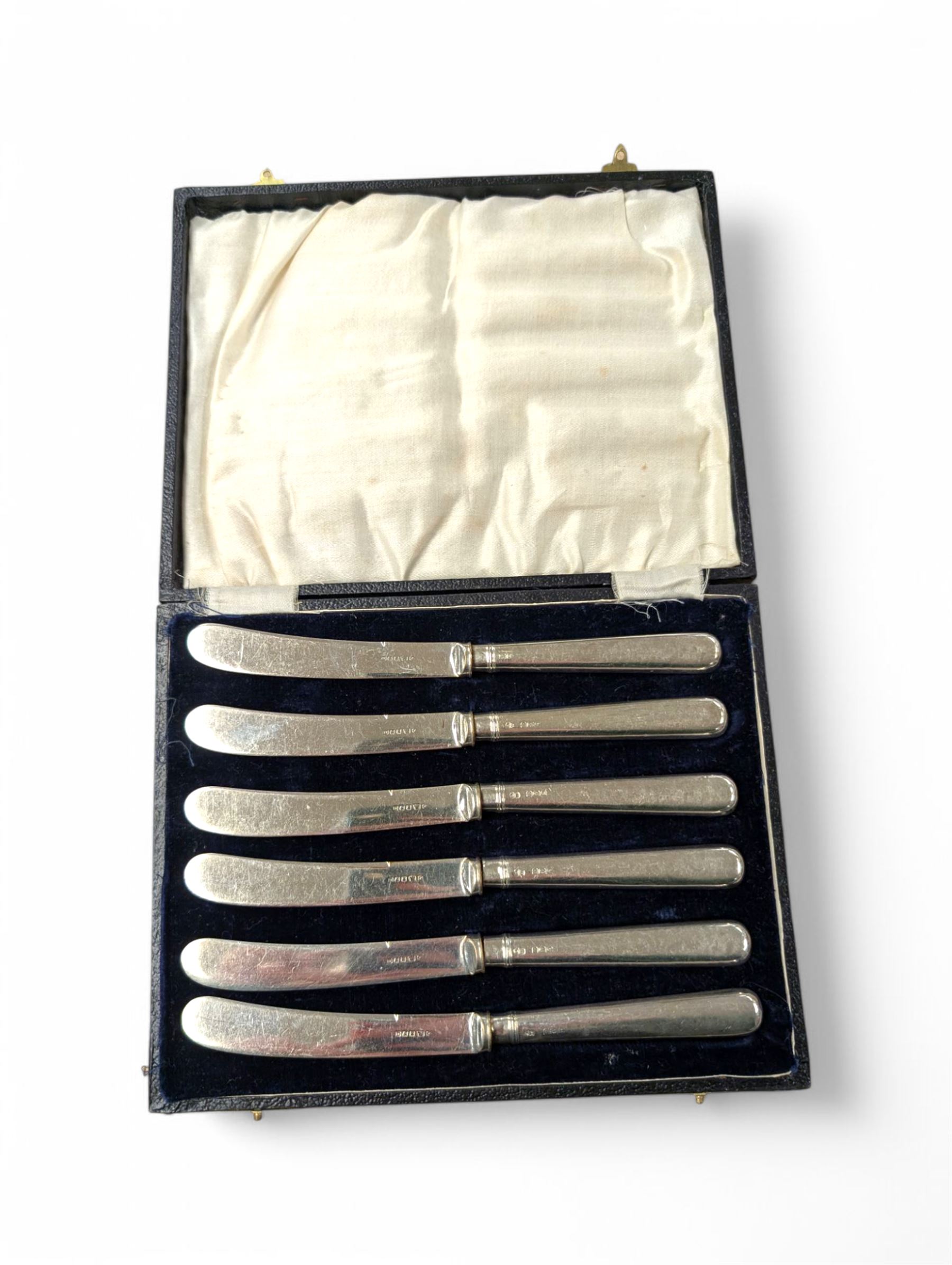 Set of six silver handled knives, in fitted case