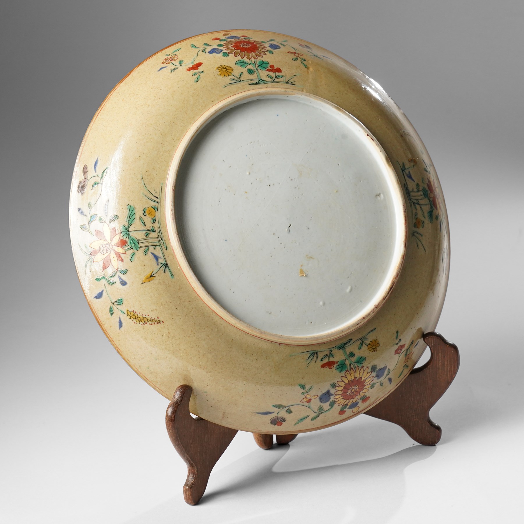 Chinese famille verte charger, the cafe au lait exterior painted with foliage, D27cm 