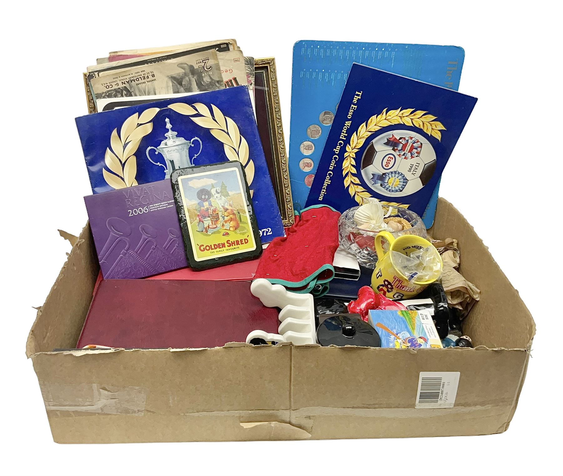 Large collection of Robertson's Golly memorabilia including badges, seven band figures, ceramics, toast racks etc