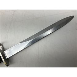 Swiss Model 1957 SIG rifle bayonet by Wenger with 23.5cm steel blade numbered 350857; in plastic scabbard with leather frog stamped GSCH 85 L38cm overall; and Egyptian Hakim rifle bayonet with the same script number to the grip and steel scabbard (2)