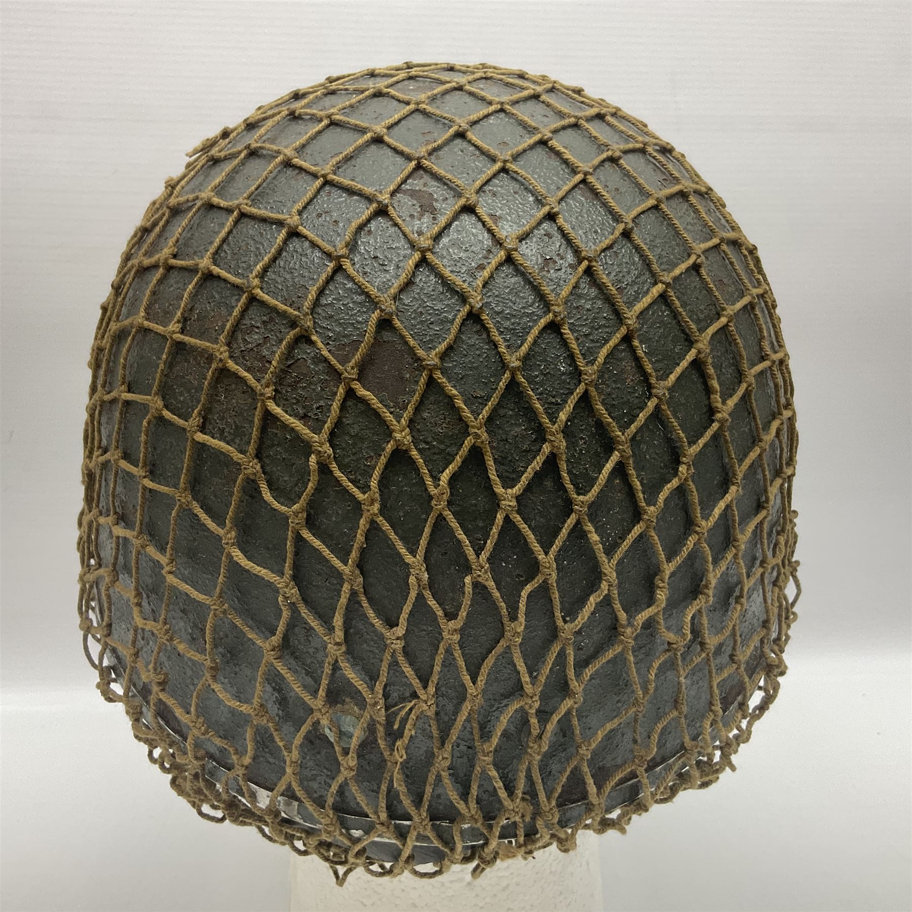WW2 British Airborne Troops/Paratroopers Steel Helmet with green textured paint finish and netting cover, leather and sponge liner and three point chinstrap mounting; liner marked BMB 1943; together with a paratrooper's maroon beret with metal badge (2)
