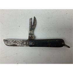 WW2 British army folding jack/clasp knife with blade and can opener marked with broad arrow and date 1944 and six similar examples, some with makers marks or dates (7)