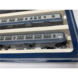 Hornby '00' gauge - LNER green 4-6-2 locomotive 'Flying Scotsman' No.4472 with tender and additional water tender in blue/grey; unboxed; together with The Flying Scotsman Limited Presentation Edition pack of three BR Mk.2A open and brake coaches; boxed