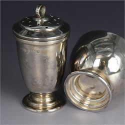 Art Deco silver five piece cruet set, comprising mustard pot, two pepper shakers and two open salts, hallmarked Hukin & Heath Ltd, Birmingham 1937, together with two silver salt spoons, hallmarked, mustard pot and salts with frosted glass liners, all contained within fitted tooled leather case