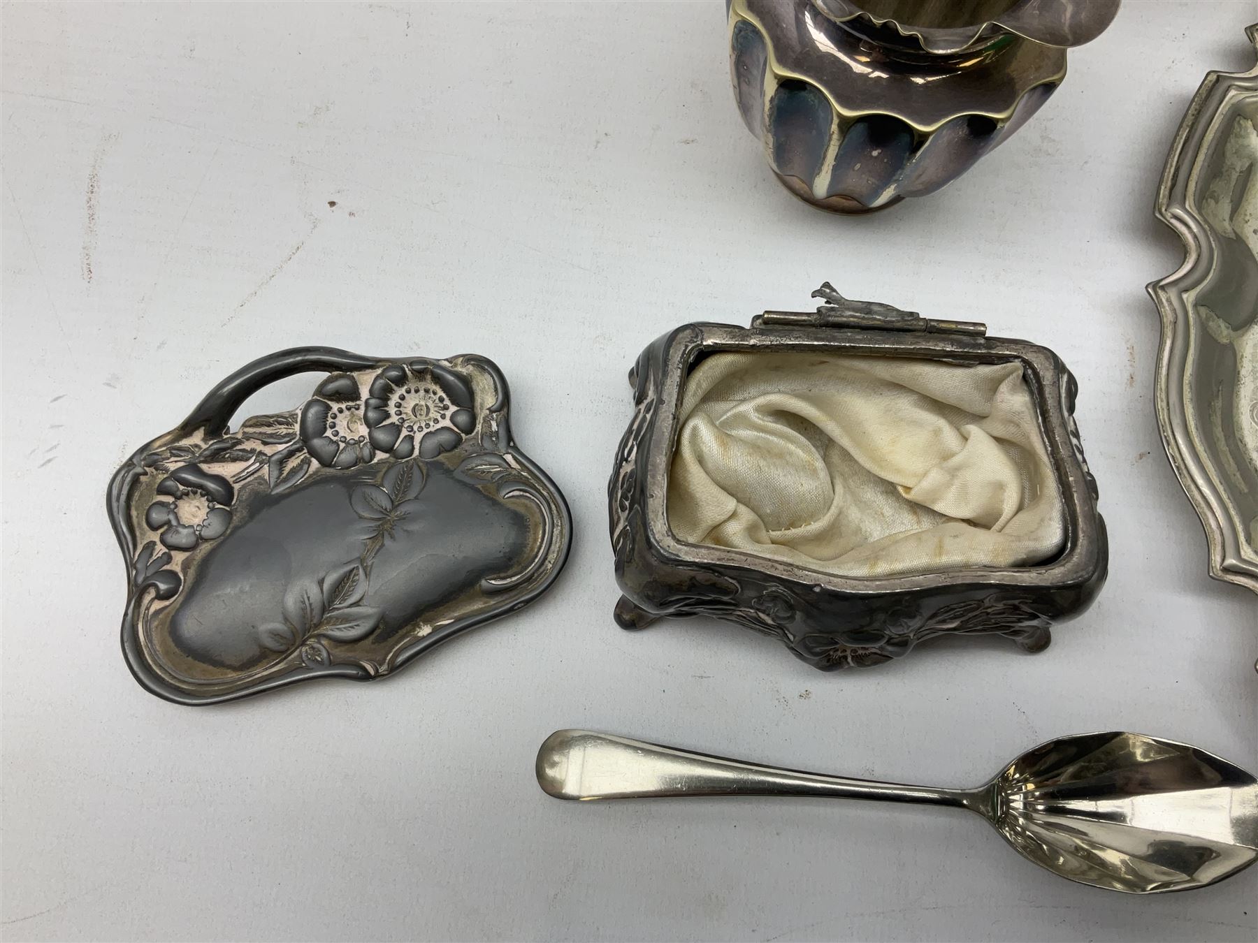 Two hallmarked silver thimbles to include late 20th century example with frog surmount stamped Clive & Clarissa Cooke, London, silver plated fork with hallmarked silver handle, together with a quantity of silver plated and other metal ware