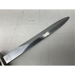 Swiss Model 1957 SIG rifle bayonet by Wenger with 23.5cm steel blade numbered 350857; in plastic scabbard with leather frog stamped GSCH 85 L38cm overall; and Egyptian Hakim rifle bayonet with the same script number to the grip and steel scabbard (2)