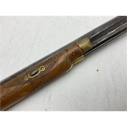 20th century Indian percussion musket, the 81cm octagonal barrel with under rib and ramrod, brass fittings including front and rear swivels, oak half stock with cheek piece and chequered pistol grip stamped 1589 L124.5cm overall