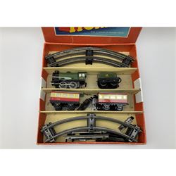 Hornby '0' gauge - Passenger Set No.21 with clockwork No.20 type 0-4-0 tender locomotive No.60985, two coaches and track, boxed; and Tank Passenger Set No.101 for spares or repair with clockwork No.101 type 0-4-0 tank locomotive No.2270, three coaches and track, boxed (2)