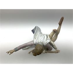 A large Lladro figure group, Pas de Daux, modelled as two ballet dancers, designed by Jose Luis Alvaerz, model no 6374, H32.5cm. 