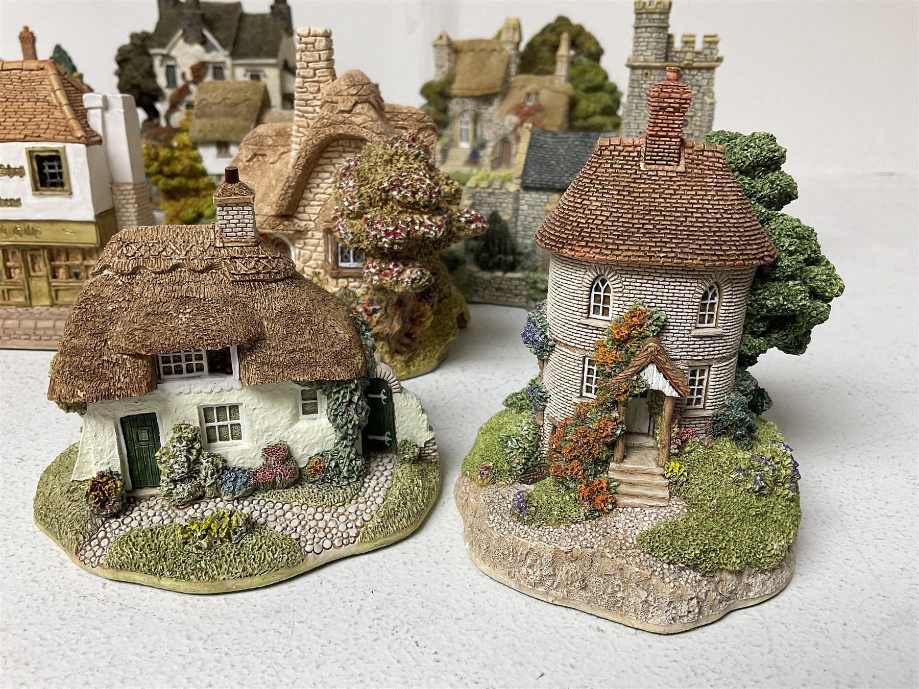 Nineteen Lilliput Lane models, including Dove Tails, Birdlip Bottom, Smallest Inn, Gossip Gate and Beehive Cottage, all with deeds and original boxes (19)