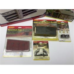 Hornby '00' gauge Skaledale/Bachmann Scenecraft - ten trackside buildings/accessories including 44-210 Low Relief Multi-Storey Car Park, R8737 Small Gasholder, R9667 GWR Engine Shed, R9674 Dent Snow Huts, R9709 'Headingly' Insurance Office, R8569 Canal bridge, R8584 Loading Bay Platform Pack, R8706 Retain Walls Slope 2 etc; all boxed (10)