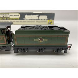 Wrenn '00' gauge - two Castle Class 4-6-0 locomotives - 'Clun Castle' No.7029 (number on buffer beam) in Great Western Green; and 'Cardiff Castle' No.4075 in BR Green; both boxed with instructions (2)