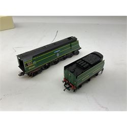 Hornby '00' gauge - Battle of Britain Class 4-6-2 locomotive '92 Squadron' No.34081; and Class 9F 2-10-0 locomotive No.92239 with weathered finish; both boxed (2)