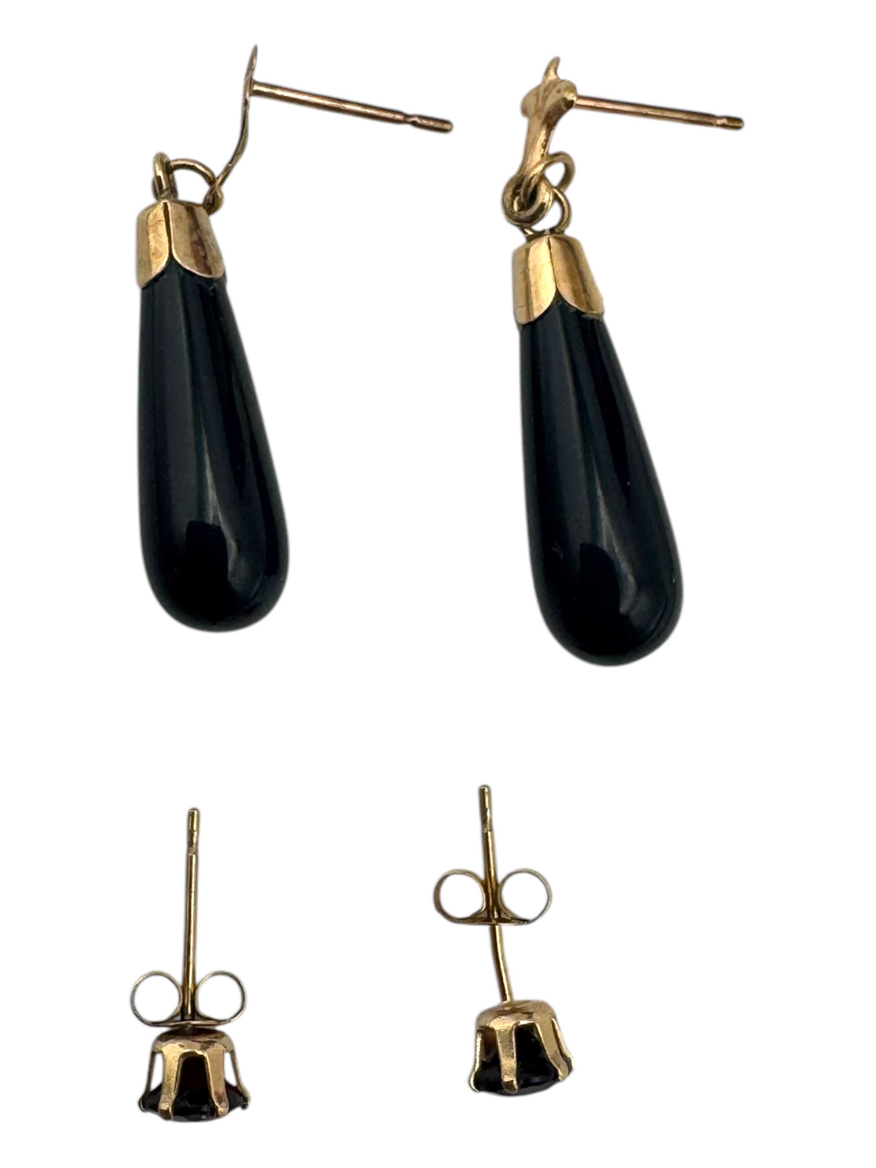 Silver-gilt chrysoprase flower ring, boxed with authenticity certificate, together with two pairs of 9ct gold earrings