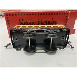 ‘0’ gauge - six boxed Hornby Hachette coaches comprising three Saloon Cars and three Dining Cars in original boxes; three loose ‘SNCF’ cars; three crossings, two Hornby/Meccano railway stations, one bridge and a water tank; two further Mettoy Railways ‘Railway Bridge’ in original boxes (17)