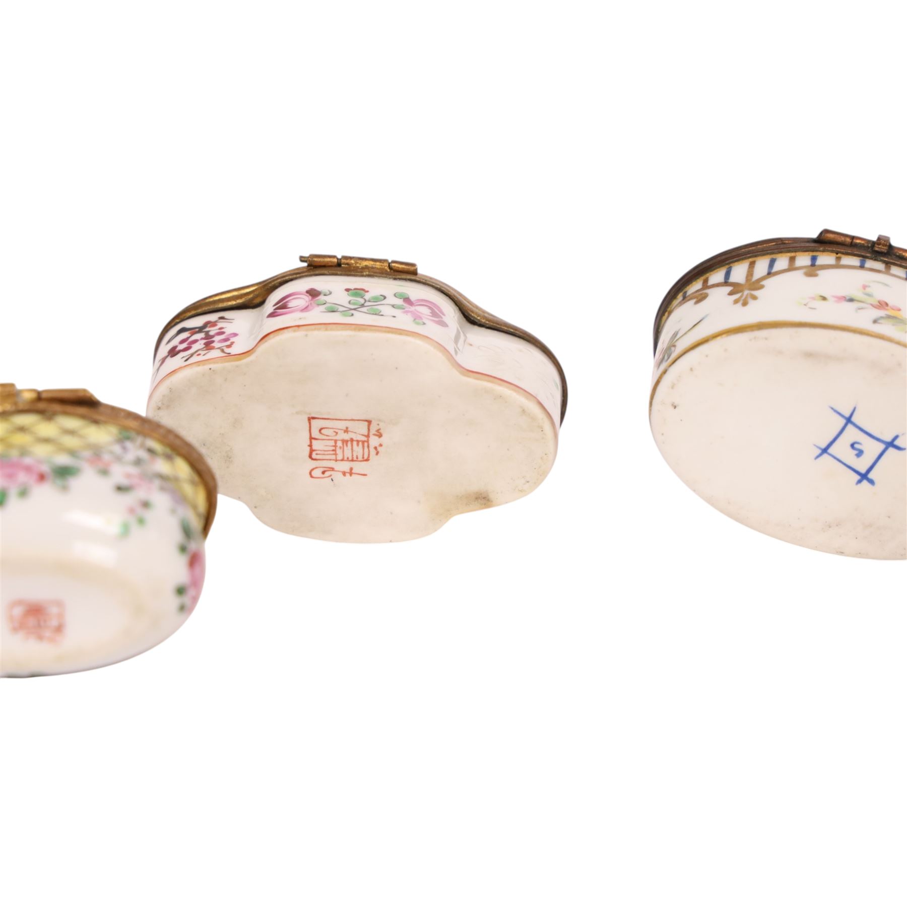 Four 19th century and later pill boxes, each decorated to the lid with floral sprigs, H3cm