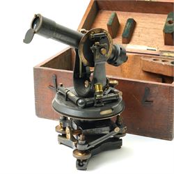 Early 20th century theodolite by Stanley No.104289 with spirit level in original case L39cm