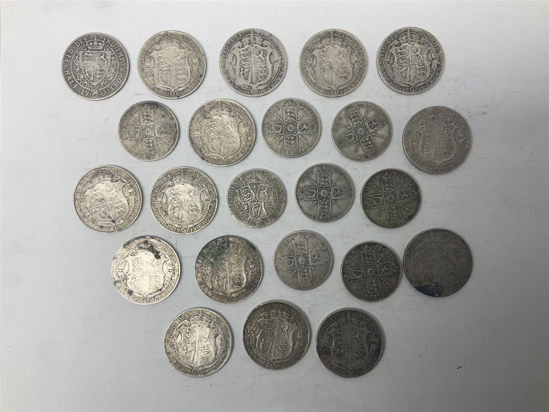 Approximately 300 grams of Great British pre-1920 silver coins, comprising half crowns, florins and shillings, including Queen Victoria 1900 half crown, King Edward VII 1907 and 1910 half crowns, etc. 