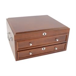 Thirty two United States of America silver dollar coins, 1879-1926, presented in Danbury Mint 'Historic US Silver Dollars' chest